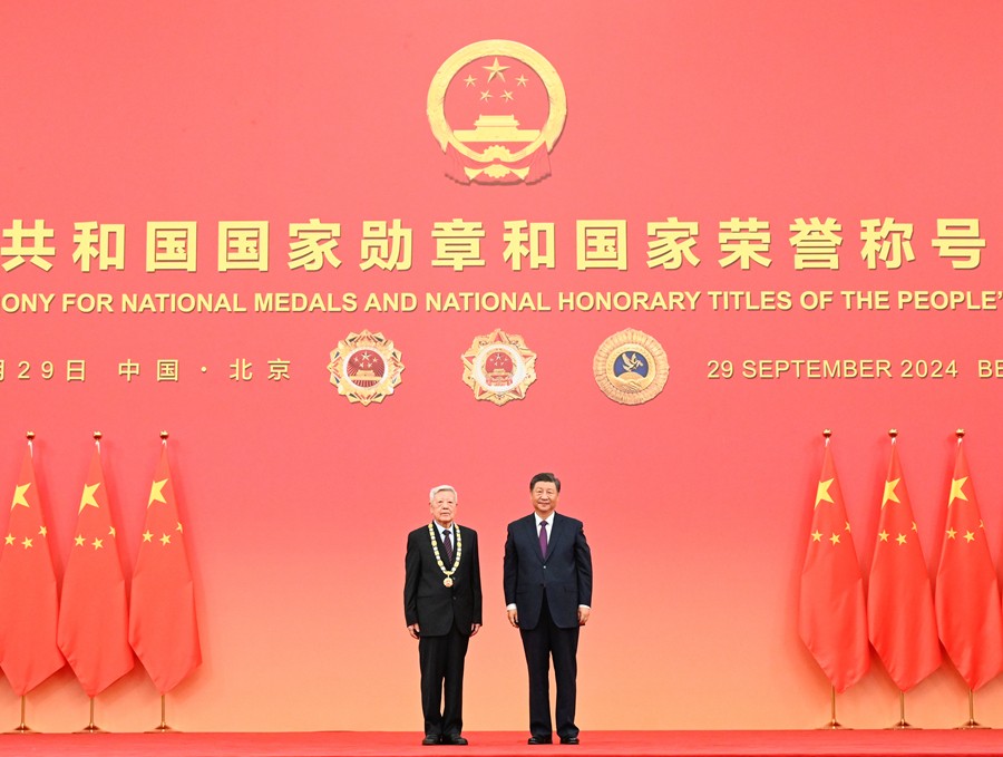 中華人民共和國國家勛章和國家榮譽稱號頒授儀式在京隆重舉行 習(xí)近平向國家勛章和國家榮譽稱號獲得者頒授勛章獎?wù)虏l(fā)表重要講話