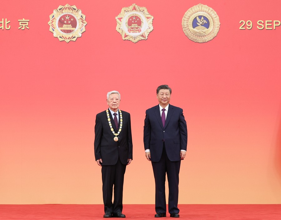 中華人民共和國國家勛章和國家榮譽稱號頒授儀式在京隆重舉行 習(xí)近平向國家勛章和國家榮譽稱號獲得者頒授勛章獎?wù)虏l(fā)表重要講話