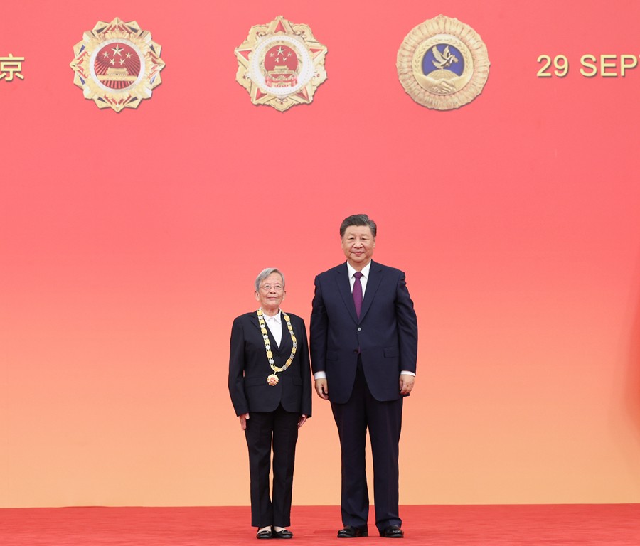 中華人民共和國國家勛章和國家榮譽稱號頒授儀式在京隆重舉行 習(xí)近平向國家勛章和國家榮譽稱號獲得者頒授勛章獎?wù)虏l(fā)表重要講話