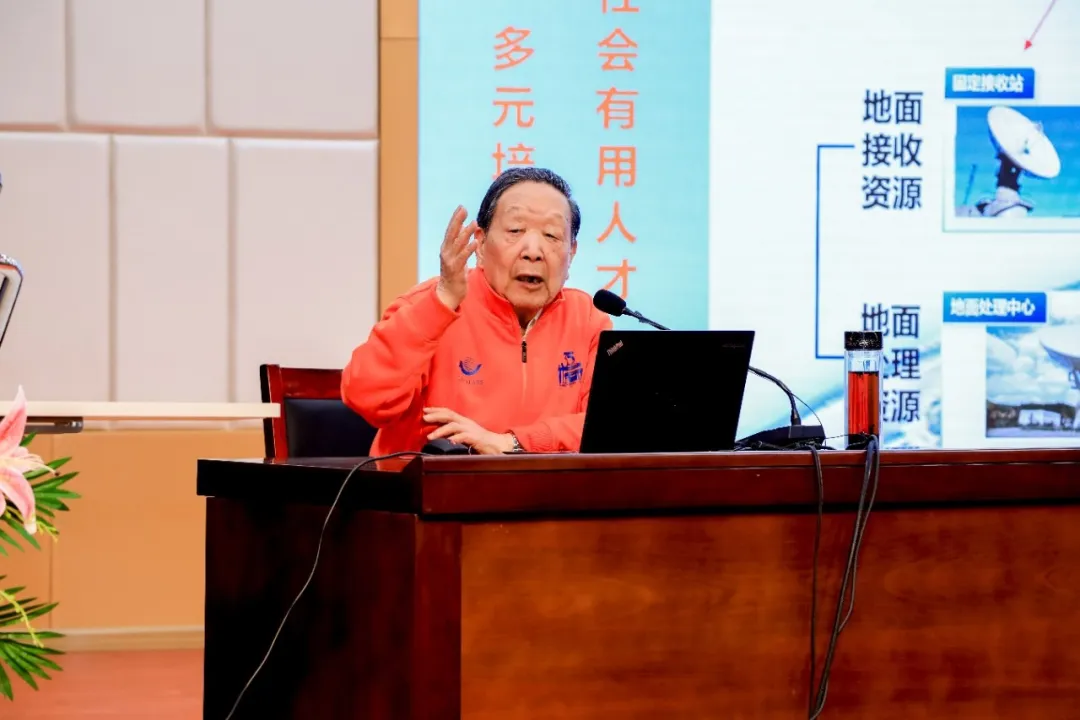 李德仁院士寄語：“從小立大志，長大做棟梁”！