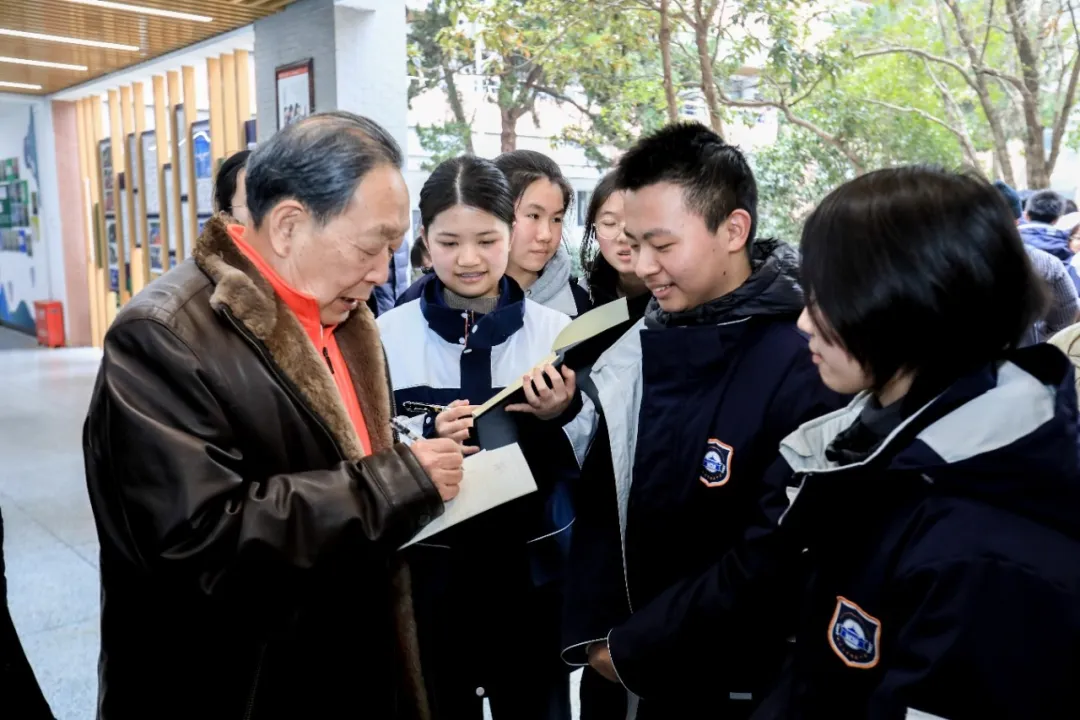李德仁院士寄語：“從小立大志，長大做棟梁”！