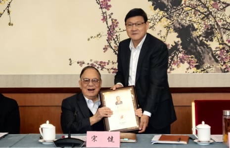 李曉紅院長(zhǎng)為宋健院士頒發(fā)第十五屆光華工程科技成就獎(jiǎng)