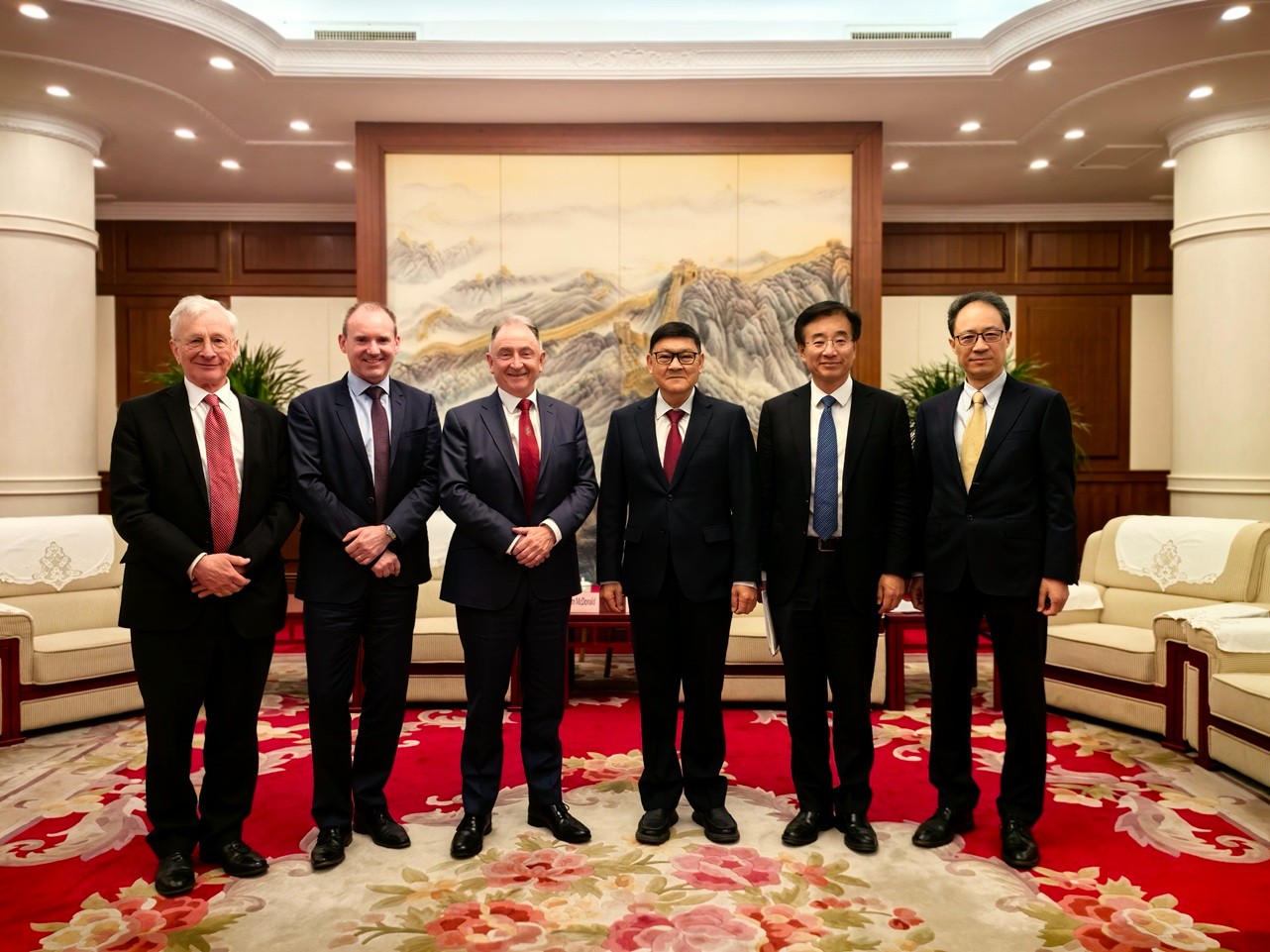李曉紅會見英國皇家工程院原院長、思克萊德大學(xué)校長吉姆·麥克唐納德爵士